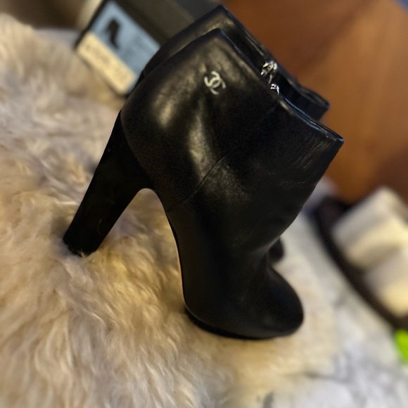 Sleek Black Heeled Boots with Chunky Block Heel - Picture 1 of 7